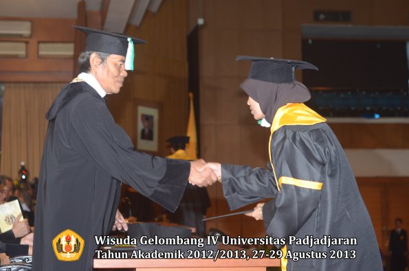 wisuda-unpad-gel-iv-ta-2012_2013-fakultas-pertanian-oleh-dekan-094