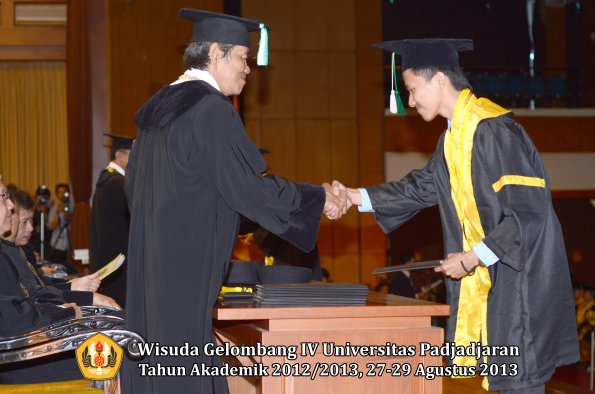 wisuda-unpad-gel-iv-ta-2012_2013-fakultas-pertanian-oleh-dekan-095