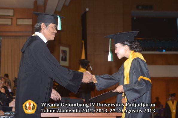 wisuda-unpad-gel-iv-ta-2012_2013-fakultas-pertanian-oleh-dekan-096