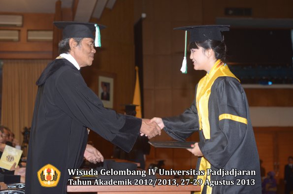 wisuda-unpad-gel-iv-ta-2012_2013-fakultas-pertanian-oleh-dekan-097