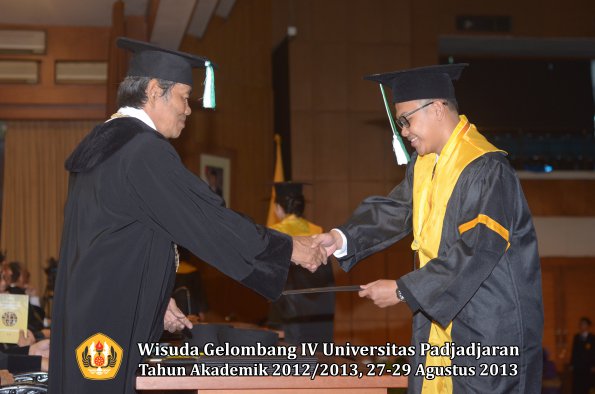 wisuda-unpad-gel-iv-ta-2012_2013-fakultas-pertanian-oleh-dekan-098