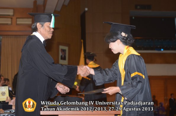 wisuda-unpad-gel-iv-ta-2012_2013-fakultas-pertanian-oleh-dekan-099