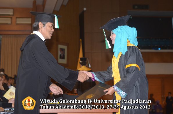 wisuda-unpad-gel-iv-ta-2012_2013-fakultas-pertanian-oleh-dekan-100