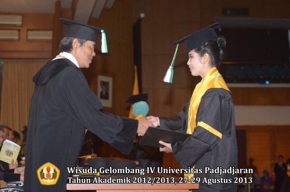 wisuda-unpad-gel-iv-ta-2012_2013-fakultas-pertanian-oleh-dekan-102