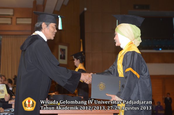 wisuda-unpad-gel-iv-ta-2012_2013-fakultas-pertanian-oleh-dekan-103