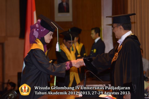 wisuda-unpad-gel-iv-ta-2012_2013-fakultas-pertanian-oleh-rektor-021