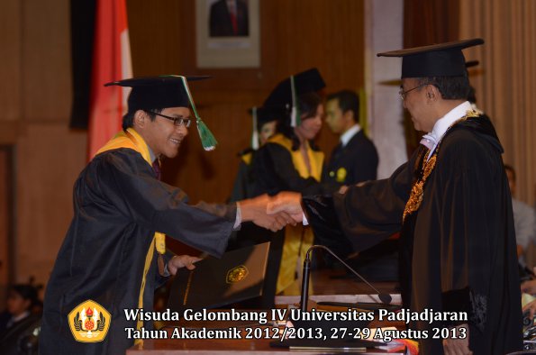 wisuda-unpad-gel-iv-ta-2012_2013-fakultas-pertanian-oleh-rektor-022