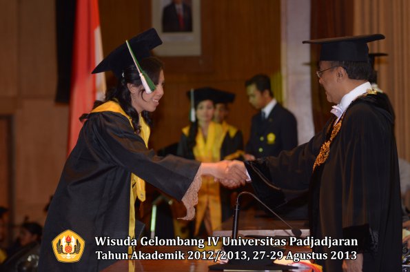 wisuda-unpad-gel-iv-ta-2012_2013-fakultas-pertanian-oleh-rektor-023