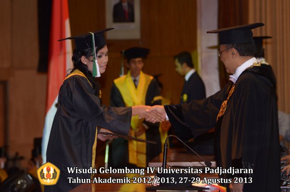 wisuda-unpad-gel-iv-ta-2012_2013-fakultas-pertanian-oleh-rektor-024