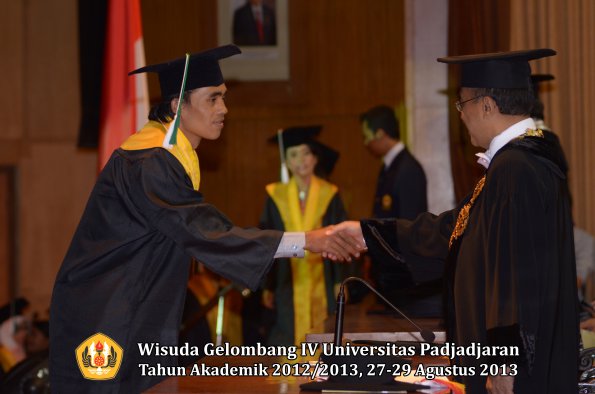 wisuda-unpad-gel-iv-ta-2012_2013-fakultas-pertanian-oleh-rektor-025