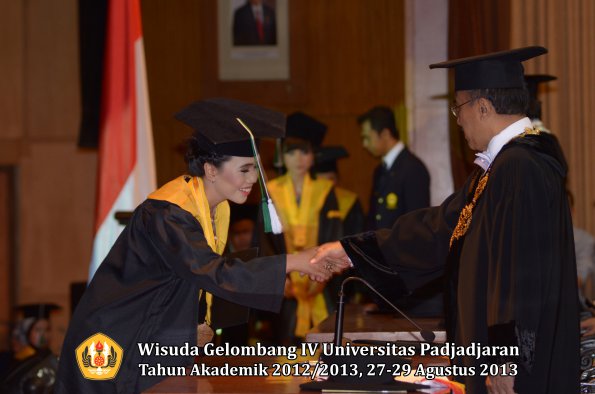 wisuda-unpad-gel-iv-ta-2012_2013-fakultas-pertanian-oleh-rektor-026