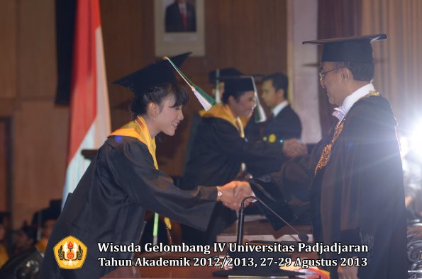 wisuda-unpad-gel-iv-ta-2012_2013-fakultas-pertanian-oleh-rektor-027