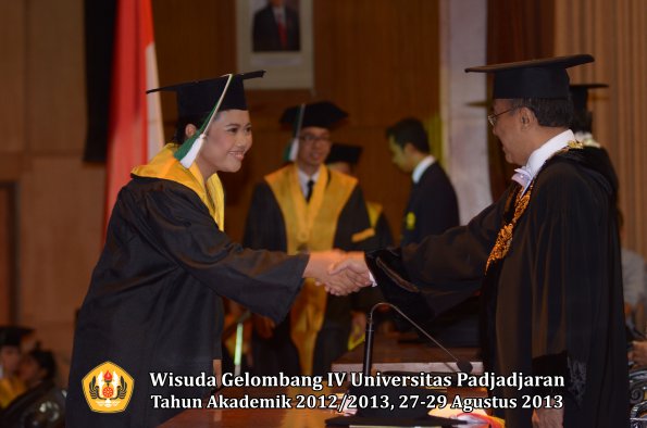 wisuda-unpad-gel-iv-ta-2012_2013-fakultas-pertanian-oleh-rektor-028