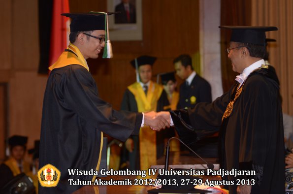 wisuda-unpad-gel-iv-ta-2012_2013-fakultas-pertanian-oleh-rektor-029