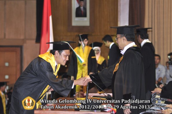 wisuda-unpad-gel-iv-ta-2012_2013-fakultas-pertanian-oleh-rektor-030