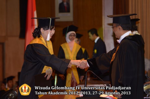 wisuda-unpad-gel-iv-ta-2012_2013-fakultas-pertanian-oleh-rektor-031