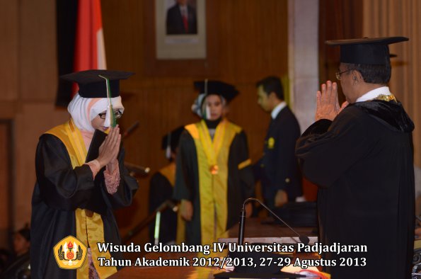 wisuda-unpad-gel-iv-ta-2012_2013-fakultas-pertanian-oleh-rektor-032