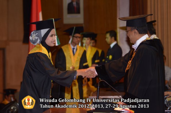 wisuda-unpad-gel-iv-ta-2012_2013-fakultas-pertanian-oleh-rektor-033