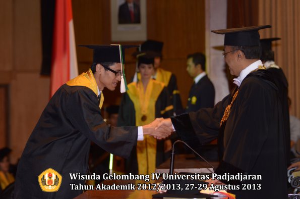 wisuda-unpad-gel-iv-ta-2012_2013-fakultas-pertanian-oleh-rektor-034