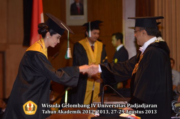 wisuda-unpad-gel-iv-ta-2012_2013-fakultas-pertanian-oleh-rektor-035