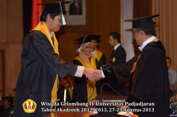 wisuda-unpad-gel-iv-ta-2012_2013-fakultas-pertanian-oleh-rektor-036