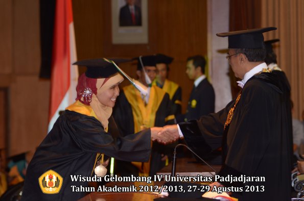 wisuda-unpad-gel-iv-ta-2012_2013-fakultas-pertanian-oleh-rektor-037