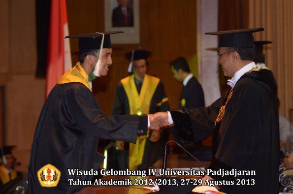 wisuda-unpad-gel-iv-ta-2012_2013-fakultas-pertanian-oleh-rektor-038