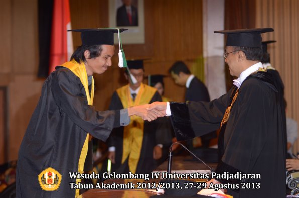 wisuda-unpad-gel-iv-ta-2012_2013-fakultas-pertanian-oleh-rektor-039