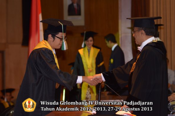 wisuda-unpad-gel-iv-ta-2012_2013-fakultas-pertanian-oleh-rektor-040