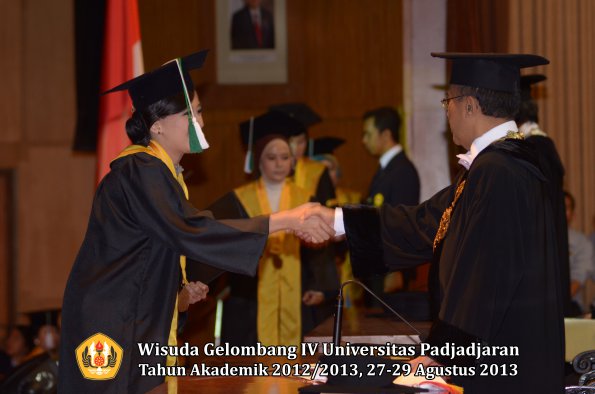 wisuda-unpad-gel-iv-ta-2012_2013-fakultas-pertanian-oleh-rektor-041