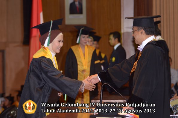 wisuda-unpad-gel-iv-ta-2012_2013-fakultas-pertanian-oleh-rektor-042