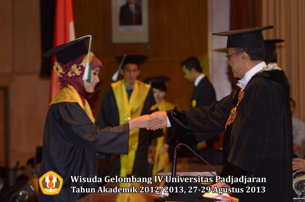 wisuda-unpad-gel-iv-ta-2012_2013-fakultas-pertanian-oleh-rektor-046