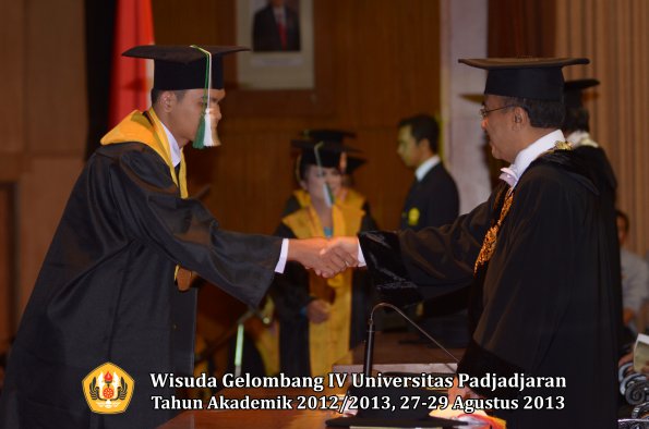 wisuda-unpad-gel-iv-ta-2012_2013-fakultas-pertanian-oleh-rektor-054