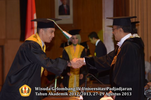 wisuda-unpad-gel-iv-ta-2012_2013-fakultas-pertanian-oleh-rektor-060