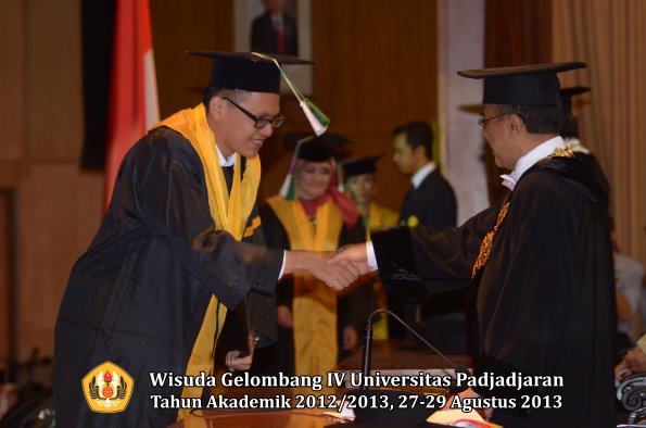 wisuda-unpad-gel-iv-ta-2012_2013-fakultas-pertanian-oleh-rektor-063