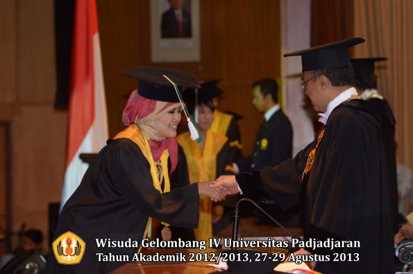 wisuda-unpad-gel-iv-ta-2012_2013-fakultas-pertanian-oleh-rektor-064