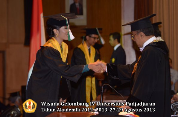 wisuda-unpad-gel-iv-ta-2012_2013-fakultas-pertanian-oleh-rektor-066