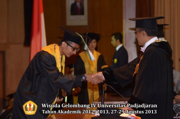 wisuda-unpad-gel-iv-ta-2012_2013-fakultas-pertanian-oleh-rektor-067