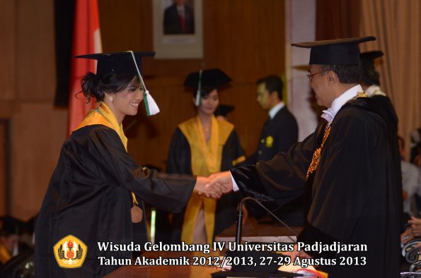 wisuda-unpad-gel-iv-ta-2012_2013-fakultas-pertanian-oleh-rektor-068