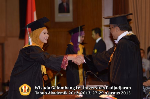 wisuda-unpad-gel-iv-ta-2012_2013-fakultas-pertanian-oleh-rektor-074