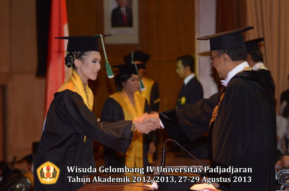 wisuda-unpad-gel-iv-ta-2012_2013-fakultas-pertanian-oleh-rektor-076