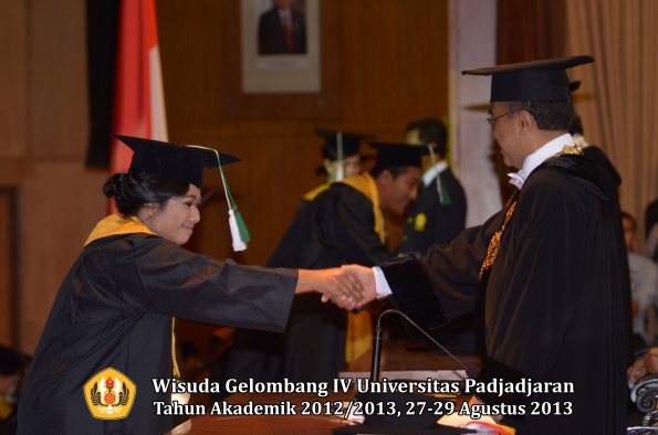 wisuda-unpad-gel-iv-ta-2012_2013-fakultas-pertanian-oleh-rektor-077