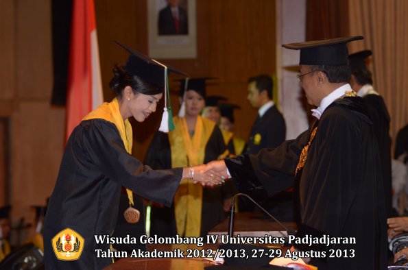 wisuda-unpad-gel-iv-ta-2012_2013-fakultas-pertanian-oleh-rektor-079