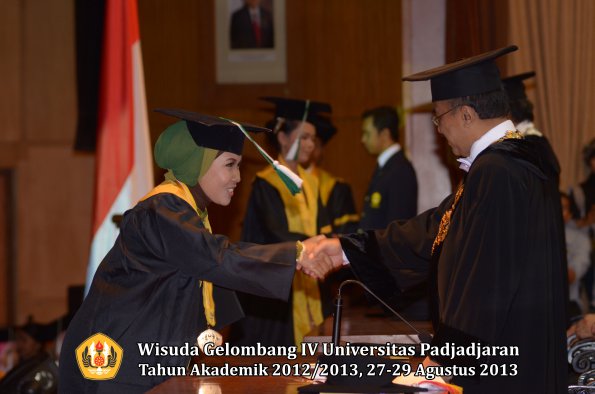 wisuda-unpad-gel-iv-ta-2012_2013-fakultas-pertanian-oleh-rektor-081