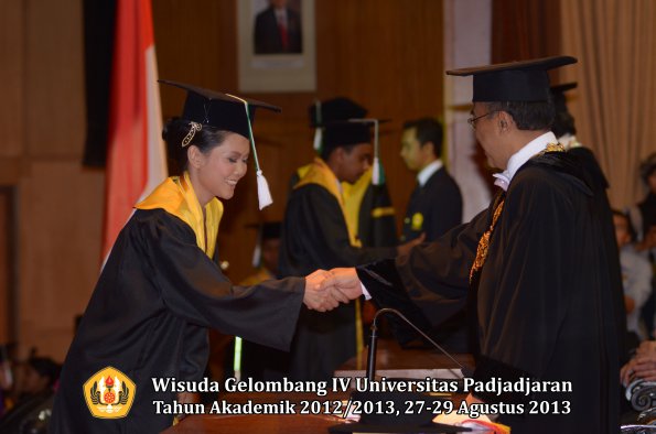 wisuda-unpad-gel-iv-ta-2012_2013-fakultas-pertanian-oleh-rektor-082