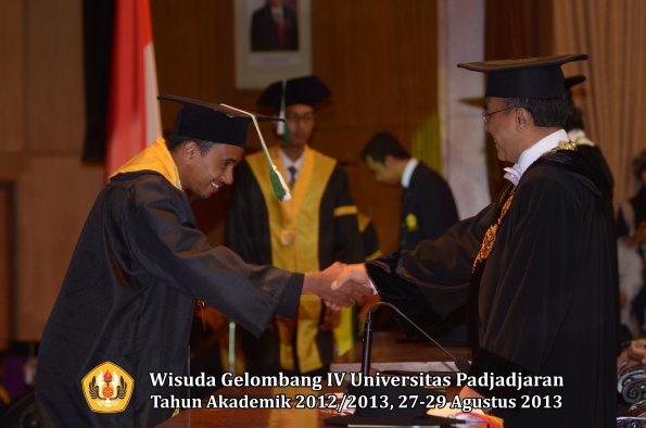 wisuda-unpad-gel-iv-ta-2012_2013-fakultas-pertanian-oleh-rektor-083