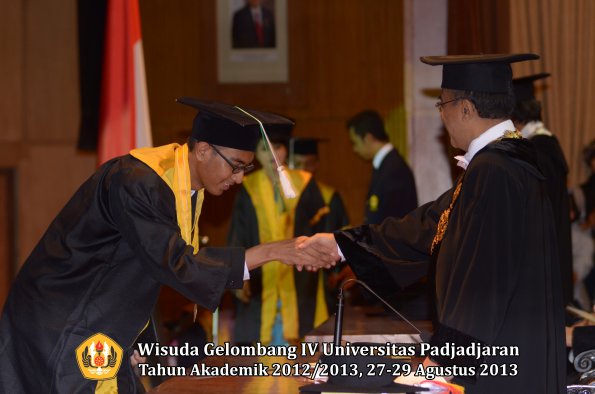 wisuda-unpad-gel-iv-ta-2012_2013-fakultas-pertanian-oleh-rektor-084