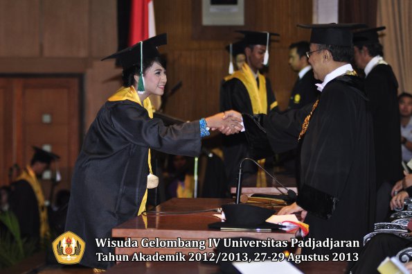 wisuda-unpad-gel-iv-ta-2012_2013-fakultas-pertanian-oleh-rektor-085