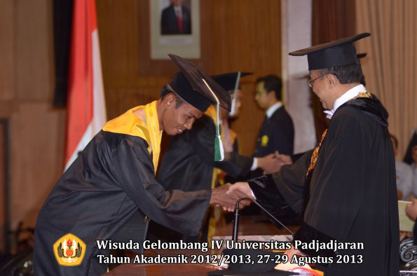 wisuda-unpad-gel-iv-ta-2012_2013-fakultas-pertanian-oleh-rektor-086