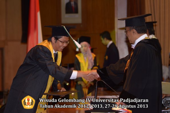 wisuda-unpad-gel-iv-ta-2012_2013-fakultas-pertanian-oleh-rektor-087